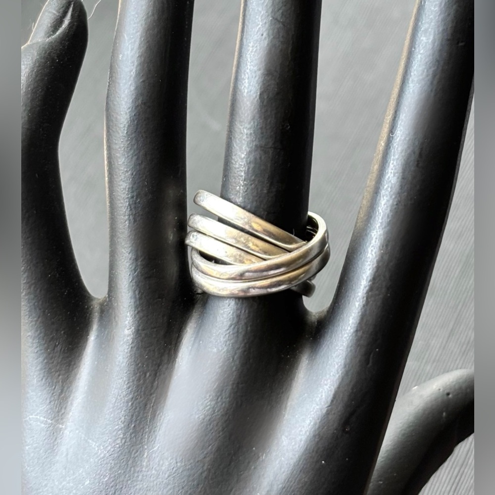 Vintage Sterling Silver Puzzle Ring
5 Interlocking Bands
Size 7.5
Made in Mexico